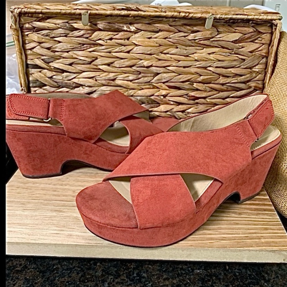 CL Laundry Wedge Sandals - Picture 7 of 7